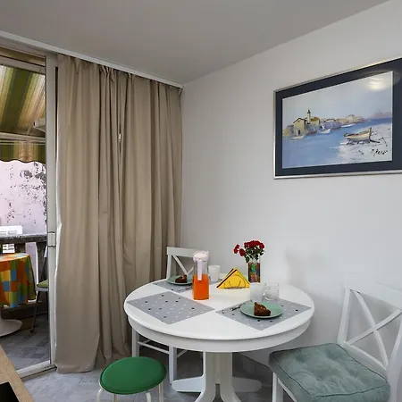Nina - Old Town Apartment